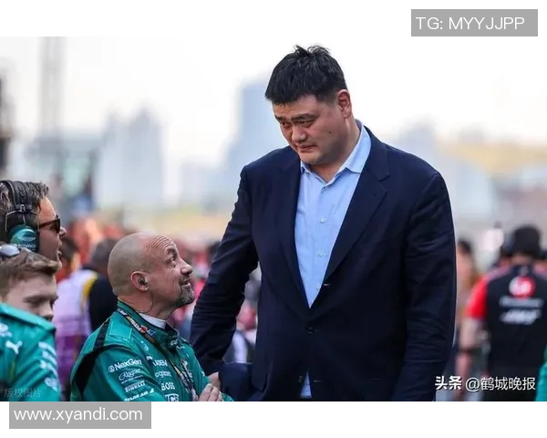 姚明被拍到与好友聚会引发热议网友纷纷评论其生活状态与篮球生涯的关系